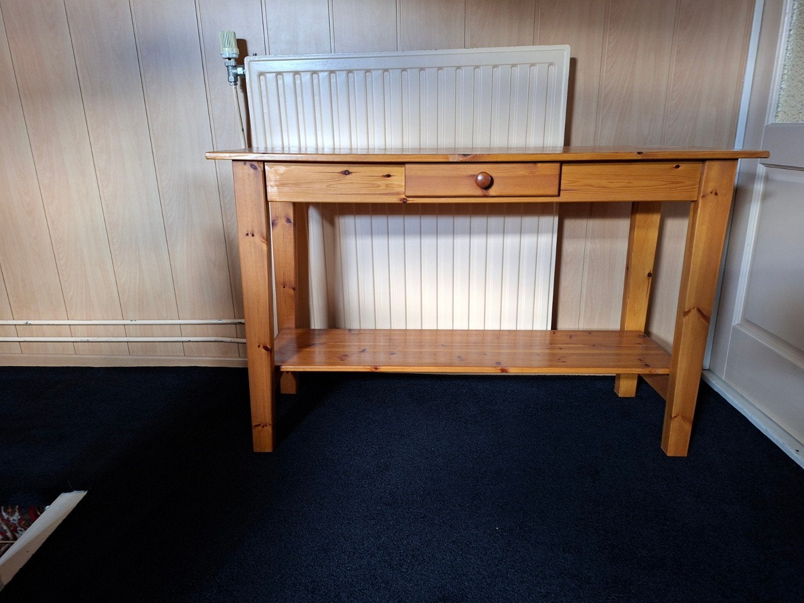 Massief grenen sidetable met lade en plank, Ophalen, Gebruikt, 100 tot 150 cm, Landelijk