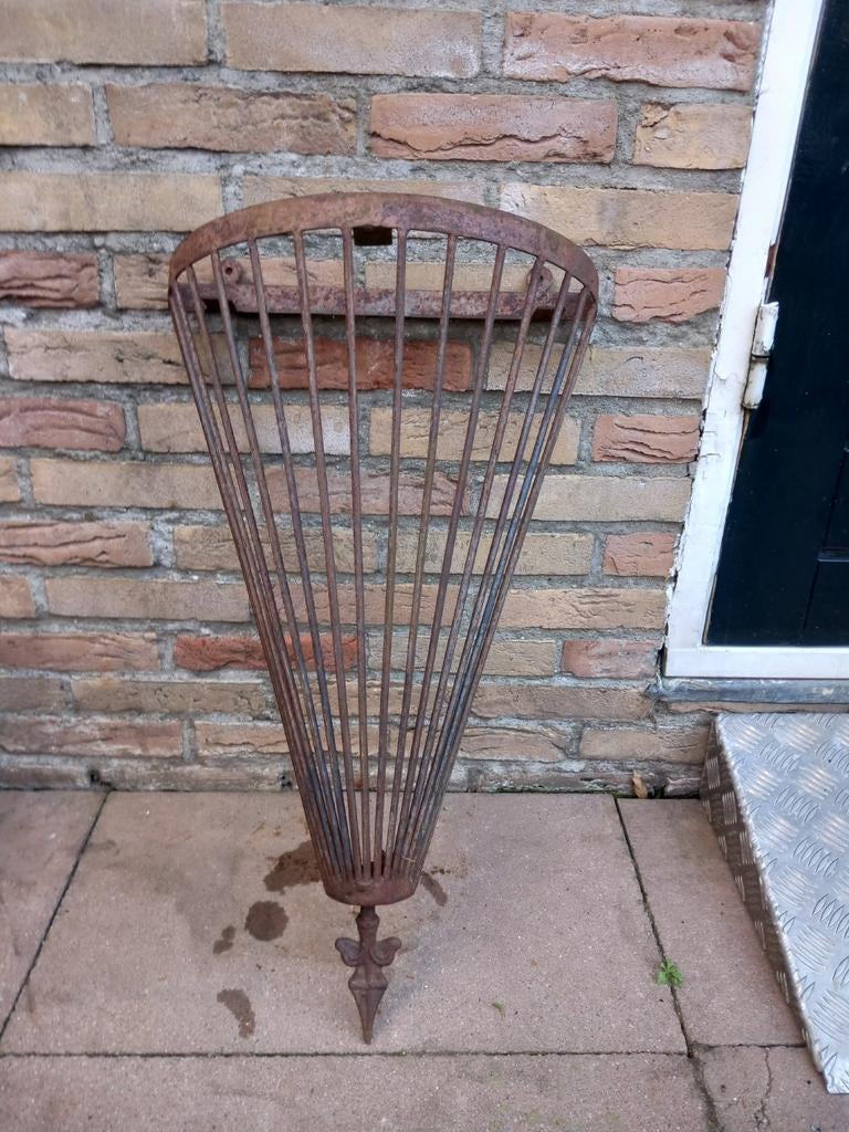 Antieke gietijzeren plantenbak / wandmand, Ophalen