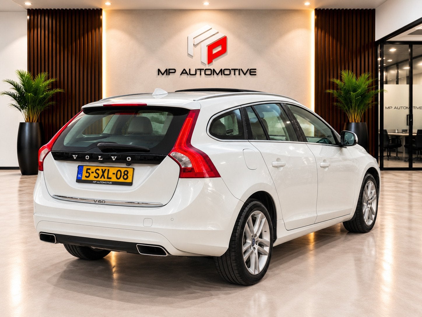 Volvo V60 2.4 D6 AWD Plug-In Hybrid Summum|BLIS|PANO|Trekhaa, Automaat, Wit, Vierwielaandrijving, 11 kWh