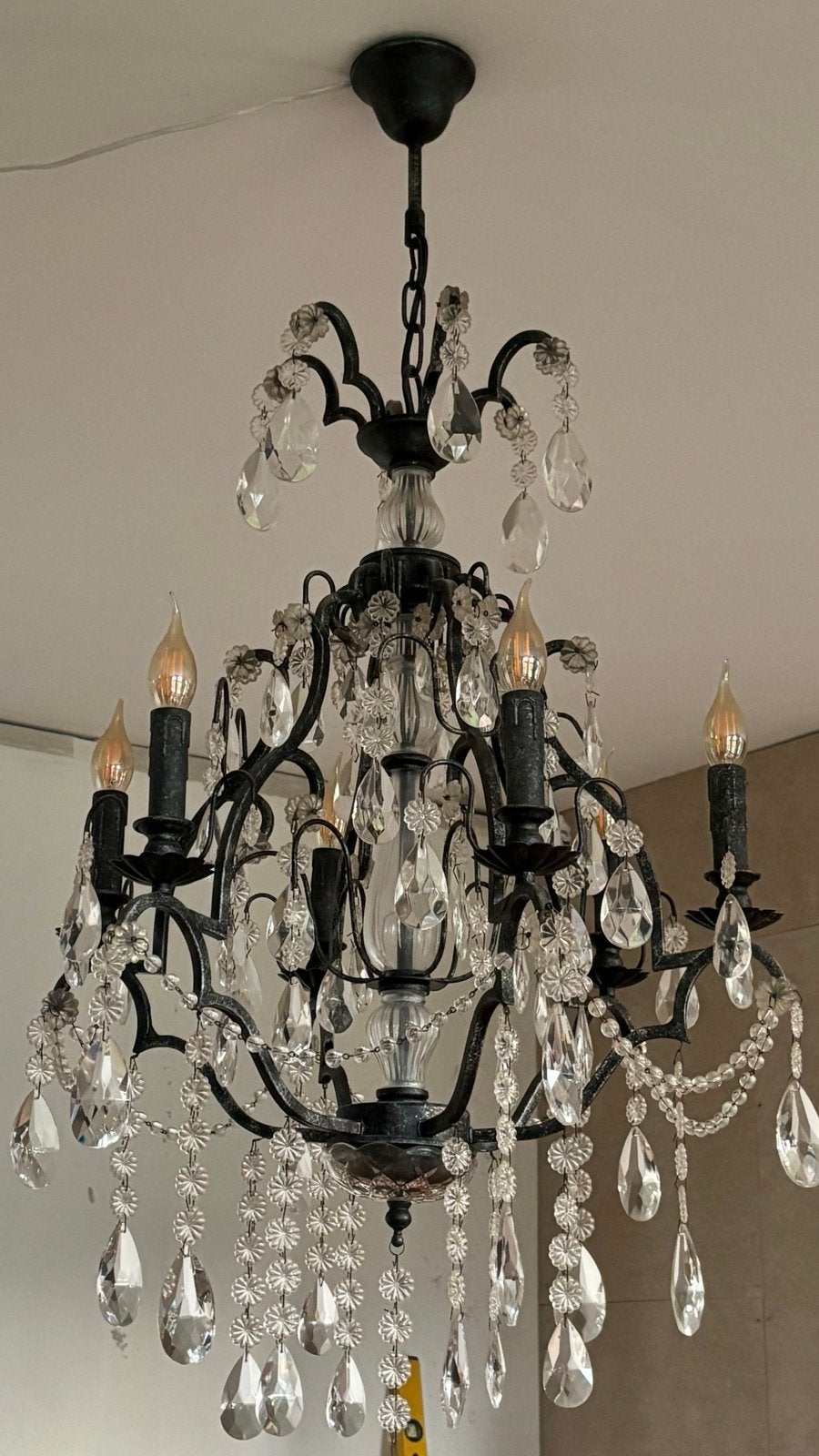 Elegante Zwarte Kroonluchter met Kristallen Hangers, Huis en Inrichting, Lampen | Kroonluchters, Ophalen of Verzenden, Gebruikt