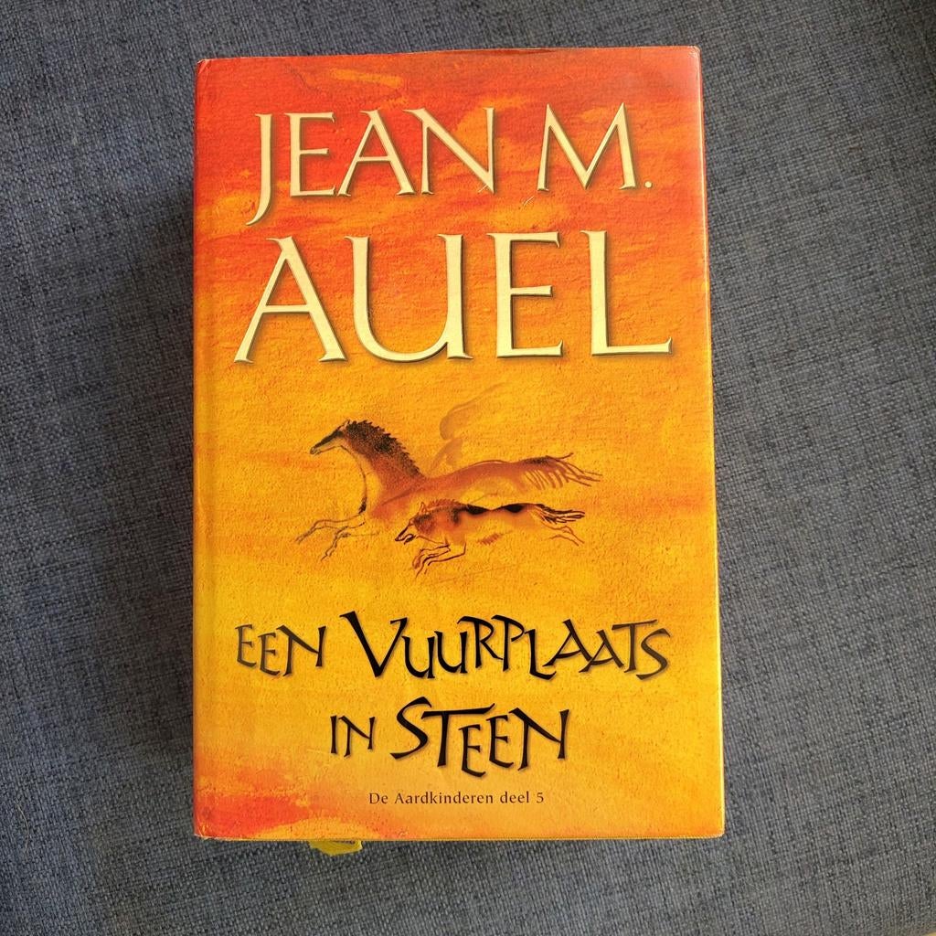 J.M. Auel - 5 Een vuurplaats in steen, Ophalen of Verzenden, Gelezen, J.M. Auel