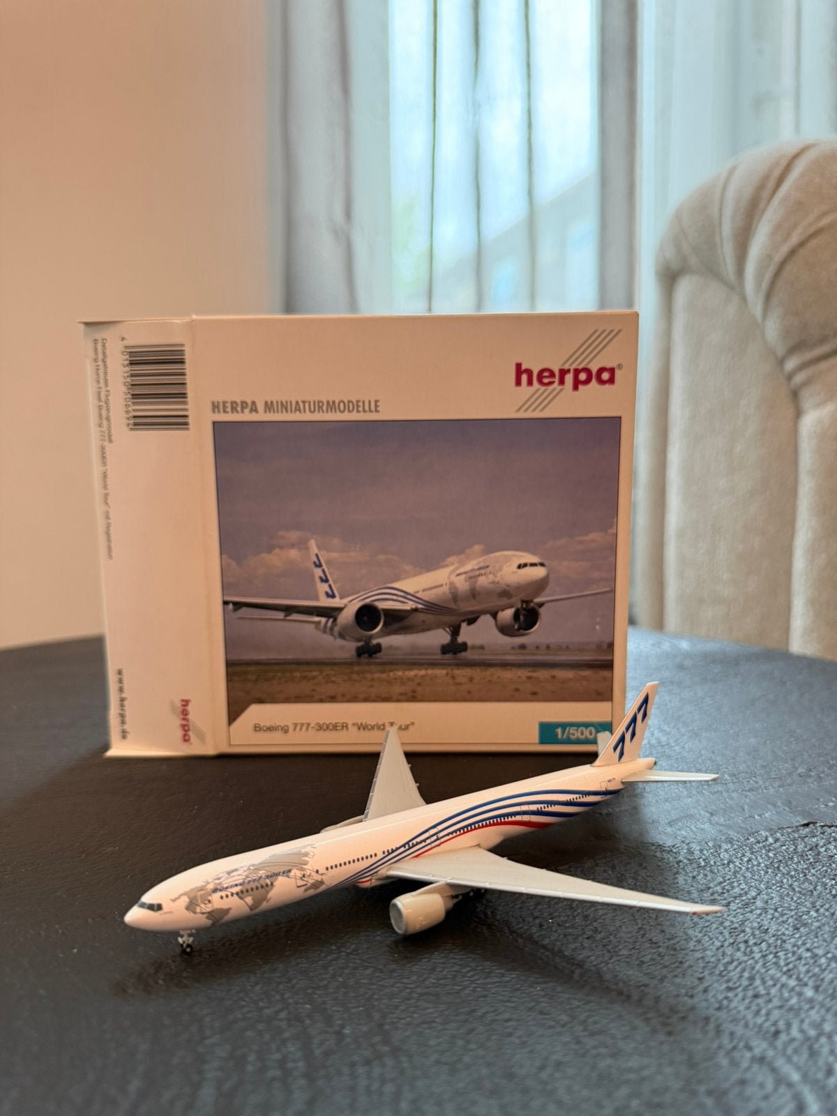 Herpa Wings 1:500 Boeing 777-300ER - Boeing World Tour Liver, Verzamelen, Ophalen of Verzenden, Zo goed als nieuw, Schaalmodel