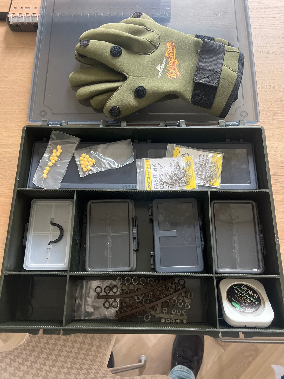 Ultimate Hot Stuff Tackle Box met accessoires en handschoene, Ophalen of Verzenden, Gebruikt, Overige typen