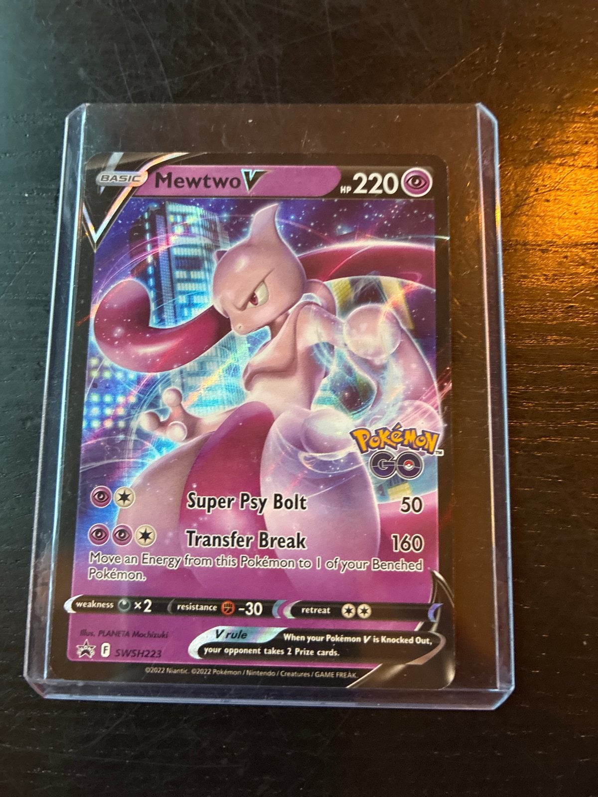 Mewtwo V Pokémon Go SWSH223 Promo Kaart, Ophalen of Verzenden, Zo goed als nieuw, Losse kaart