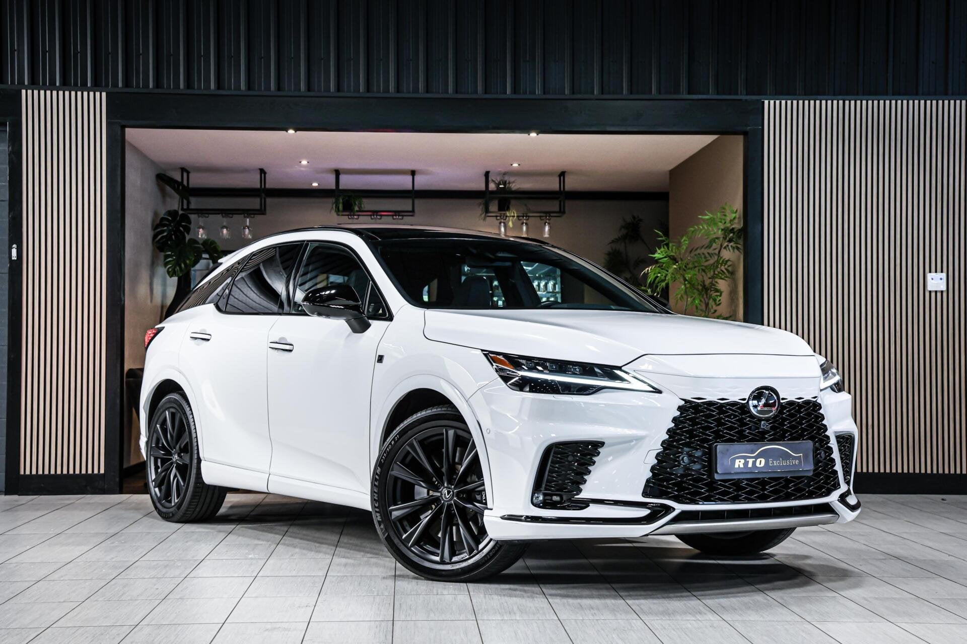 Lexus RX 500h F Sport Line|Pano|Leer|360 Camera|Stuur/Stoelv, Auto's, Automaat, Gebruikt, 138 €/maand, Wit
