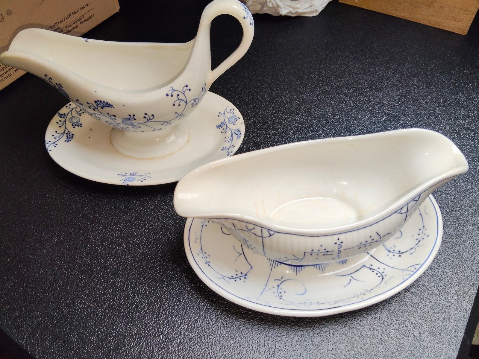 Antieke sauskommen van Boch Frères en Manufacture Impériale, Antiek en Kunst, Antiek | Servies los, Ophalen