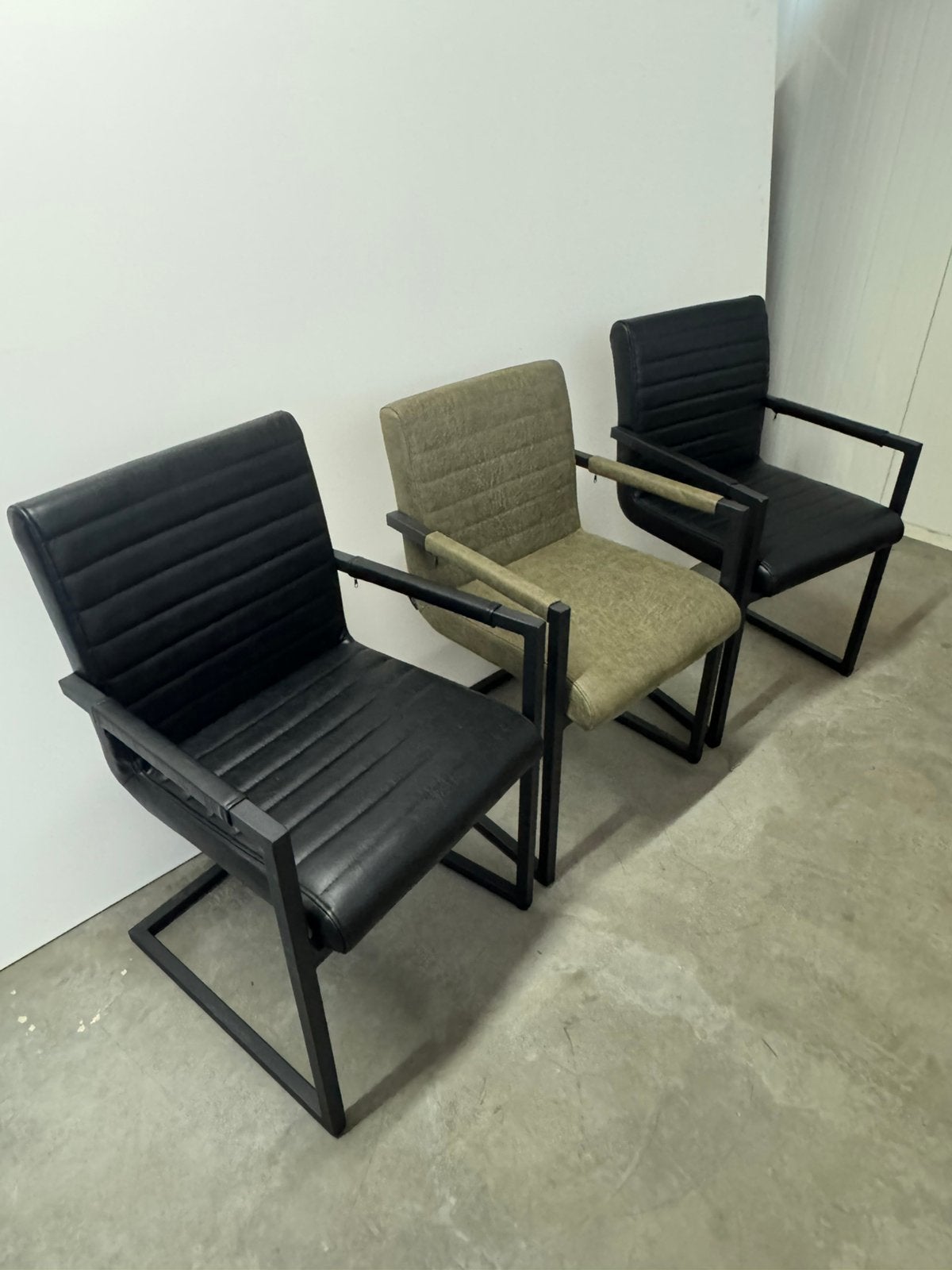 Drie eetkamerstoelen met armleuning - zwart leer/olive green, Huis en Inrichting, Stoelen, Ophalen, Drie, Zwart, Nieuw