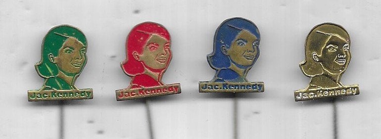 JACQUELINE KENNEDY 4 SPELDEN UIT 1 SERIE, Verzamelen, Ophalen of Verzenden, Gebruikt, Overige onderwerpen, Speldje of Pin