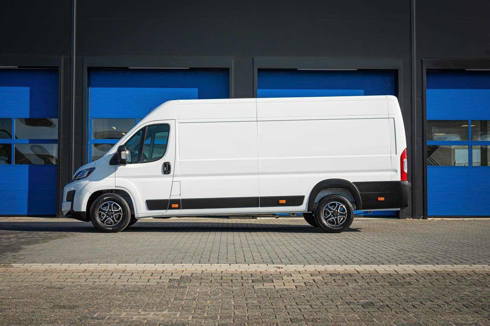 Peugeot Boxer L4H2 2.2 BlueHDi 180 EAT8 Vol opties BPM vrij!, Auto's, Dealer onderhouden, Stof, Gebruikt, 4 cilinders