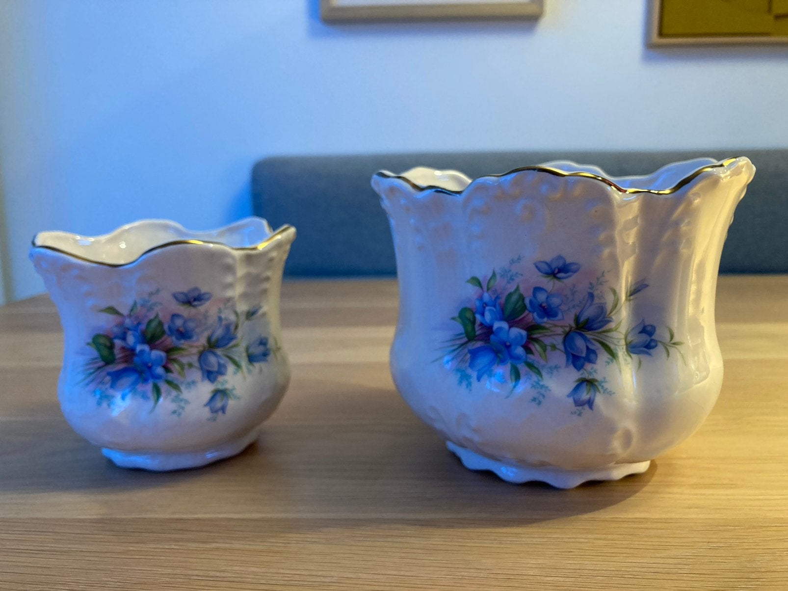 Twee vintage bloempotten jaren 50 bloemen gouden randje, Antiek en Kunst, Antiek | Keramiek en Aardewerk, Ophalen of Verzenden