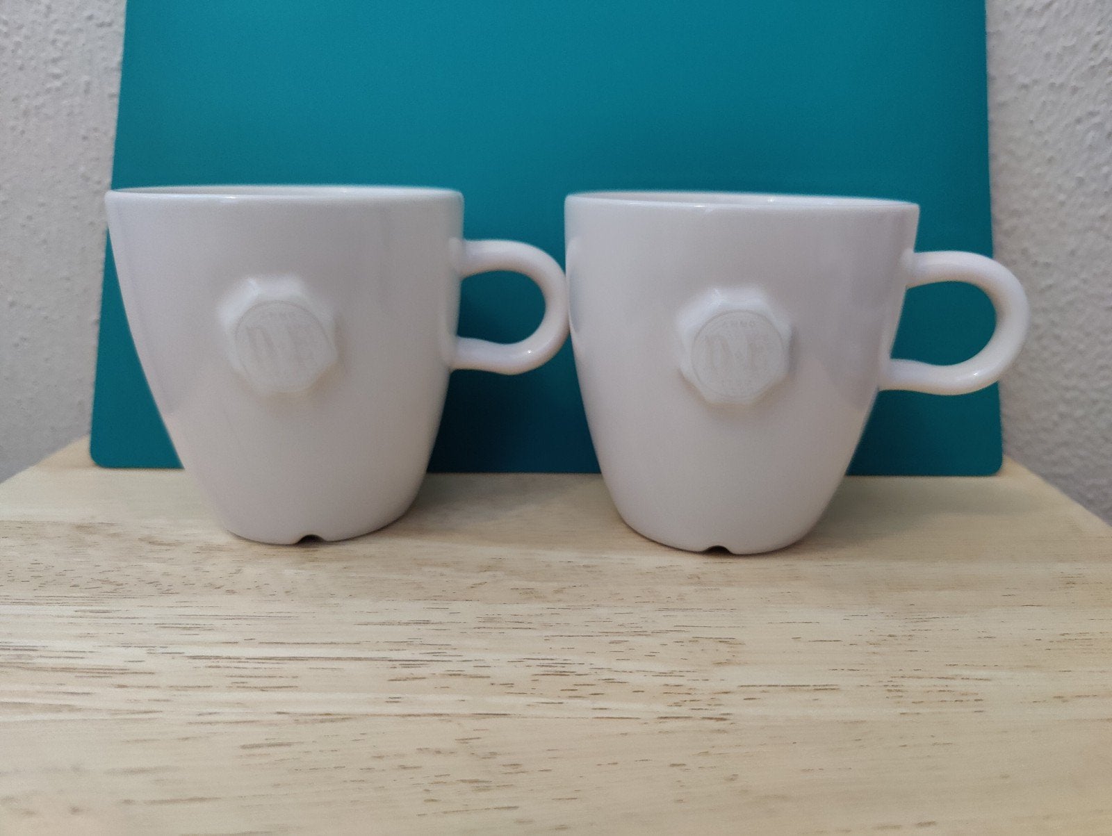 Twee grote koffiemokken van Douwe Egberts, met zegel, crème, Overige merken, Verzenden, Mok, Zo goed als nieuw