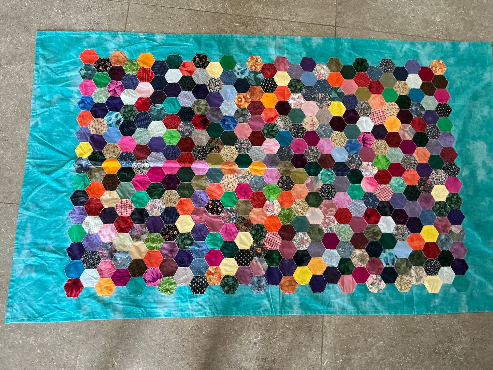 Handgemaakte hexagon quilt - nieuw - 100x1785 cm (KWF), Ophalen of Verzenden, Zo goed als nieuw, Rechthoekig, 200 cm of meer