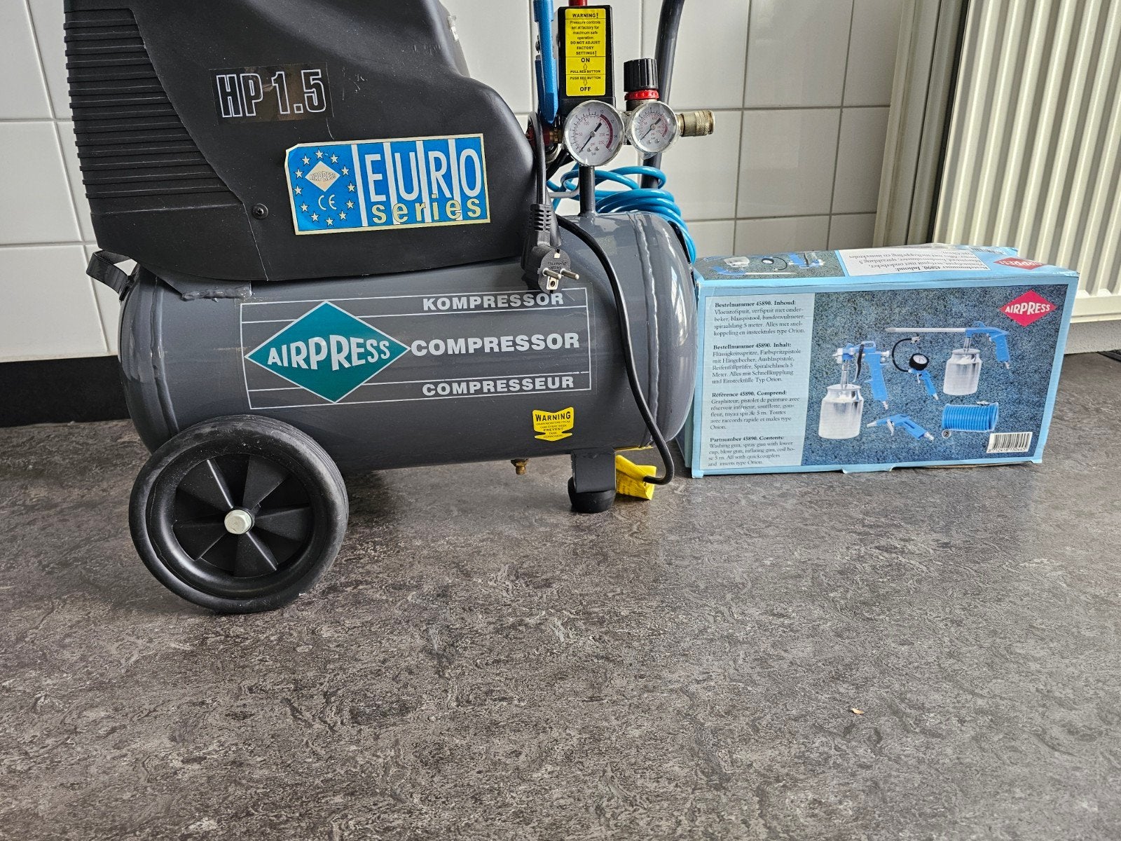 Zo goed als nieuwe Airpress compressor met accessoires, Ophalen, 6 tot 10 bar, Zo goed als nieuw, 25 tot 100 liter