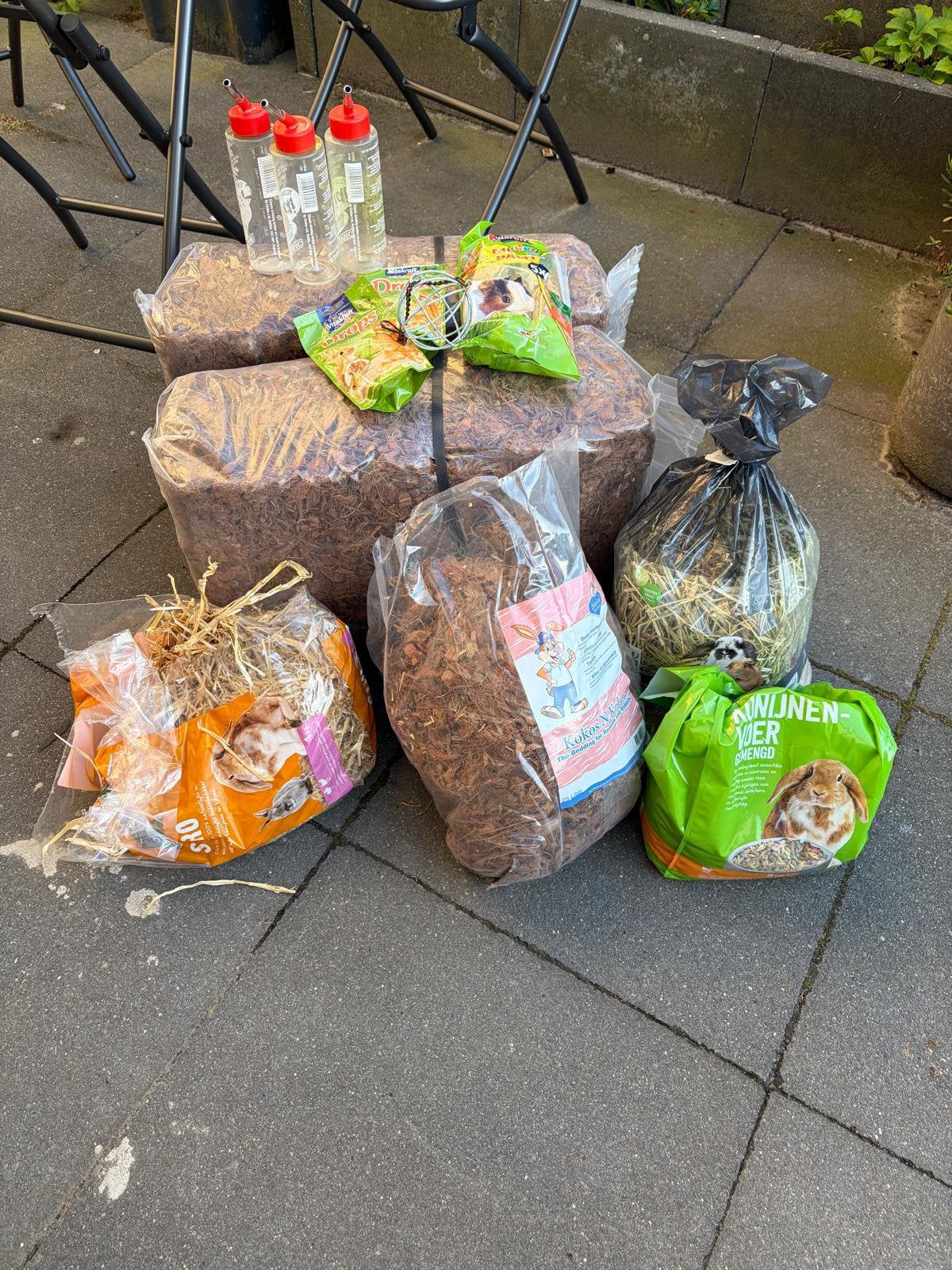 Konijnentoebehoren, hooi, stro, waterfles, hooibal, snacks, Dieren en Toebehoren, Ophalen, Zo goed als nieuw