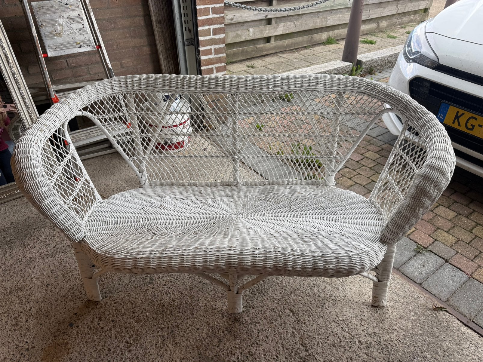 Wit rotan bankje met tafeltje (trouwbankje), Tuin en Terras, Ophalen, Gebruikt, Rotan