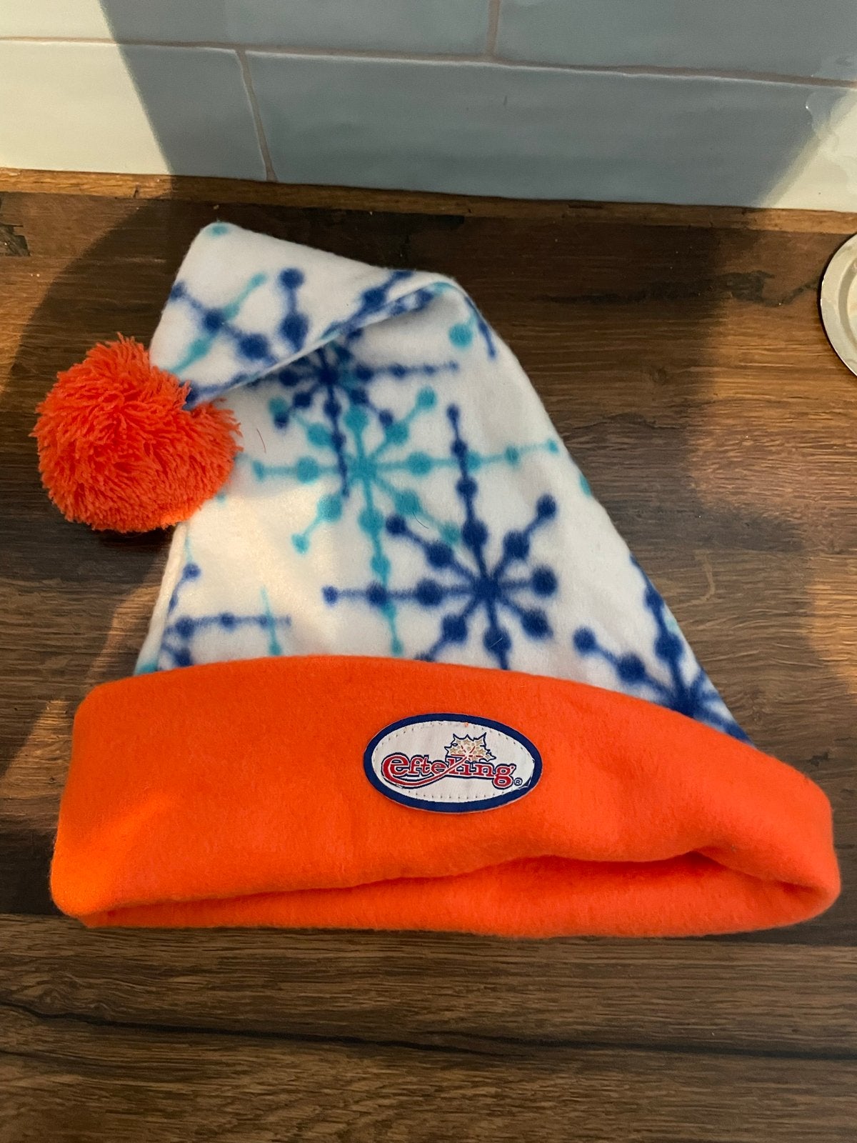 Efteling Muts met Sneeuwvlokken en Oranje Rand, Ophalen of Verzenden, Zo goed als nieuw, Maat 38/40 (M), Muts