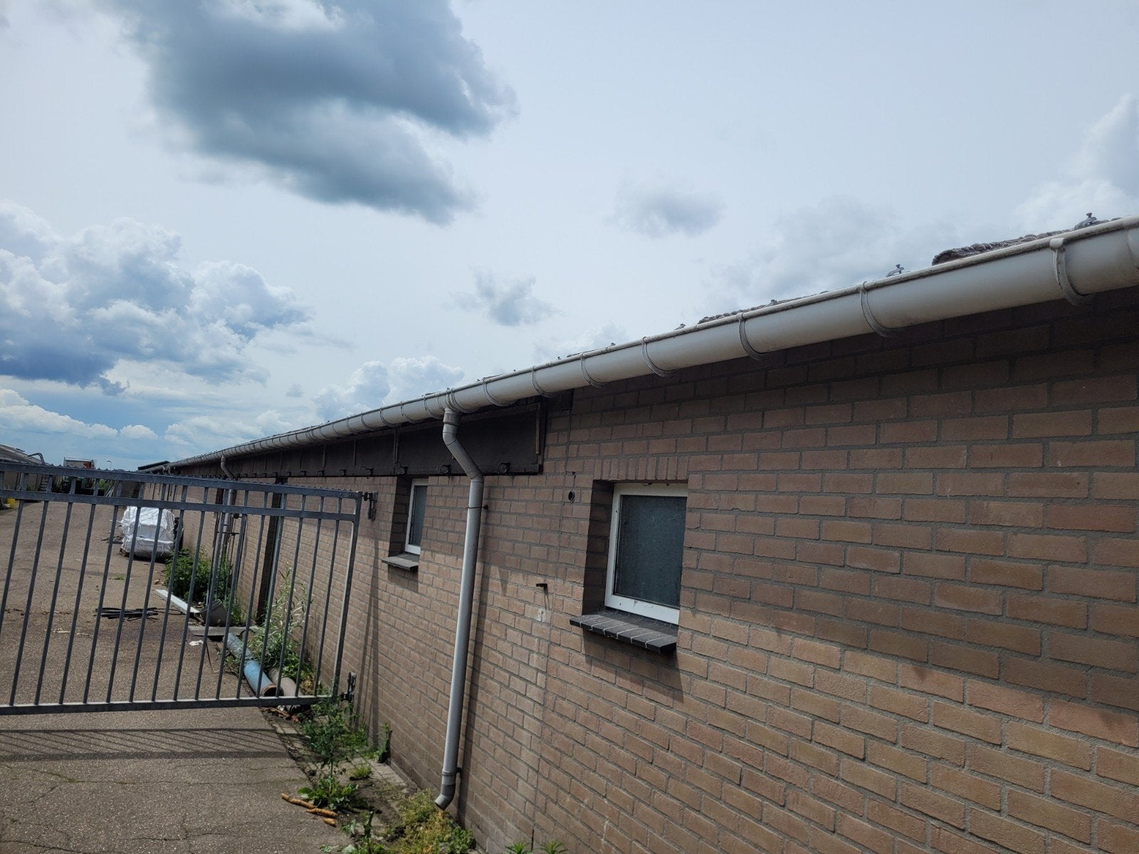 pvc dakgoot met golfplaatbeugels, Ophalen, Pvc, 80 mm of meer, Dakgoot