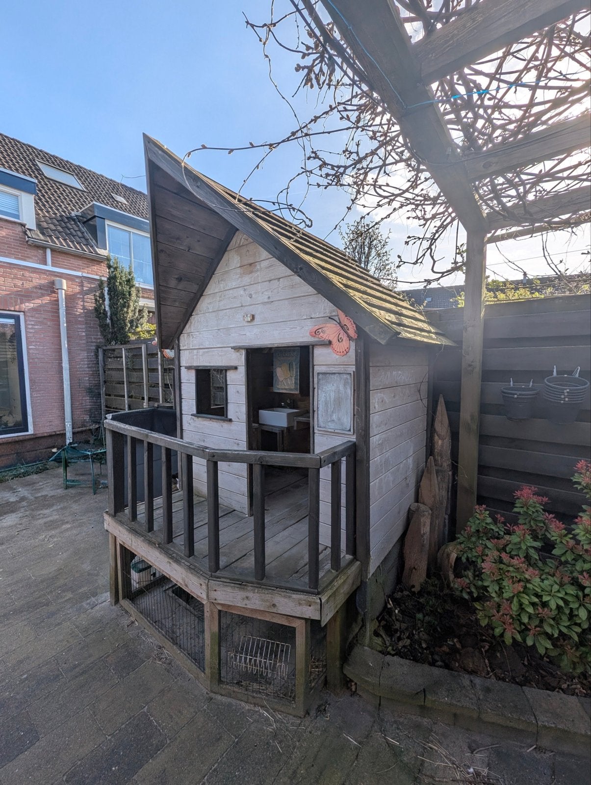Houten speelhuisje met veranda en verhoging, Ophalen, Gebruikt, Hout