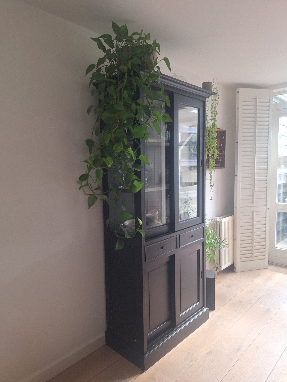 Zwarte vitrinekast met schuifdeuren en lades, Gebruikt, Met deur(en), Klassiek, 25 tot 50 cm