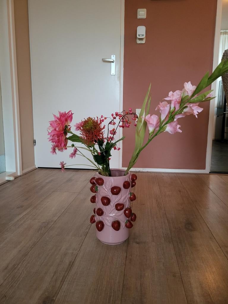 Roze vaas met aardbeien decoratie, Ophalen, Gebruikt, Overige kleuren, Aardewerk of Porselein