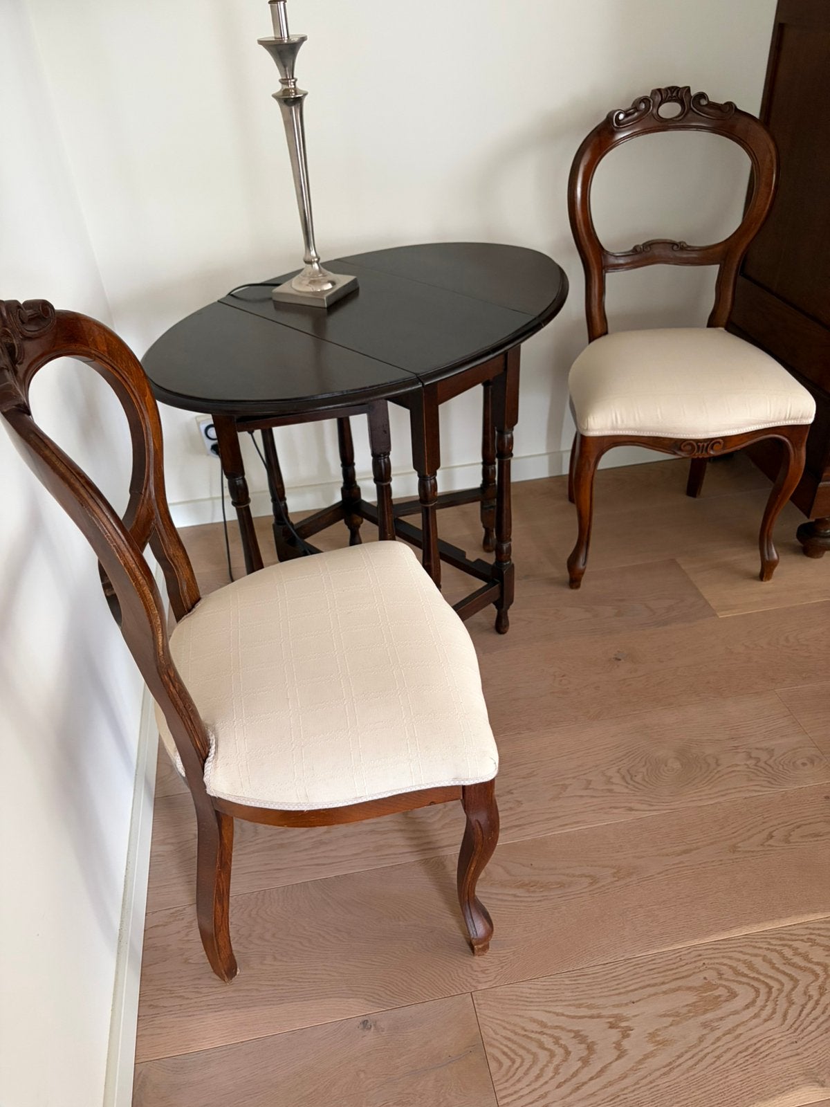 Antieke hangoor tafel met stoeltjes, Ophalen