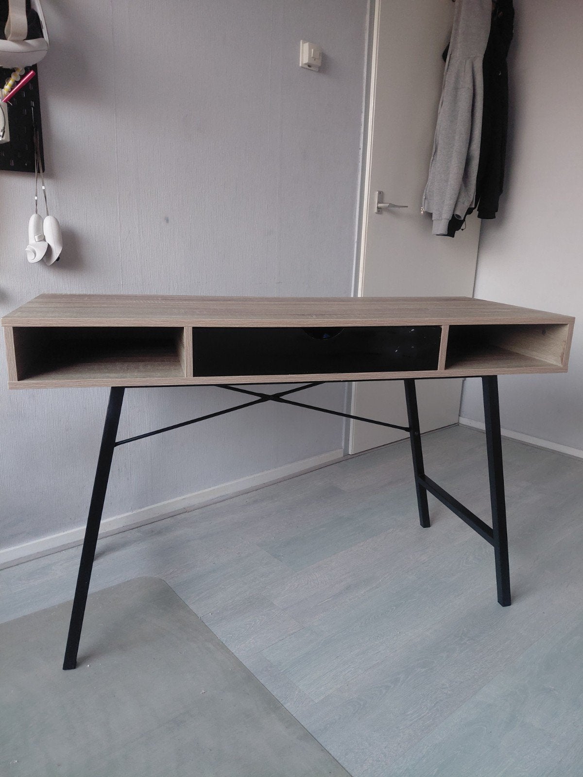 Modern bureau met opbergruimte en metalen onderstel, Huis en Inrichting, Bureaus, Opbergruimte, Gebruikt, Hout, Bruin