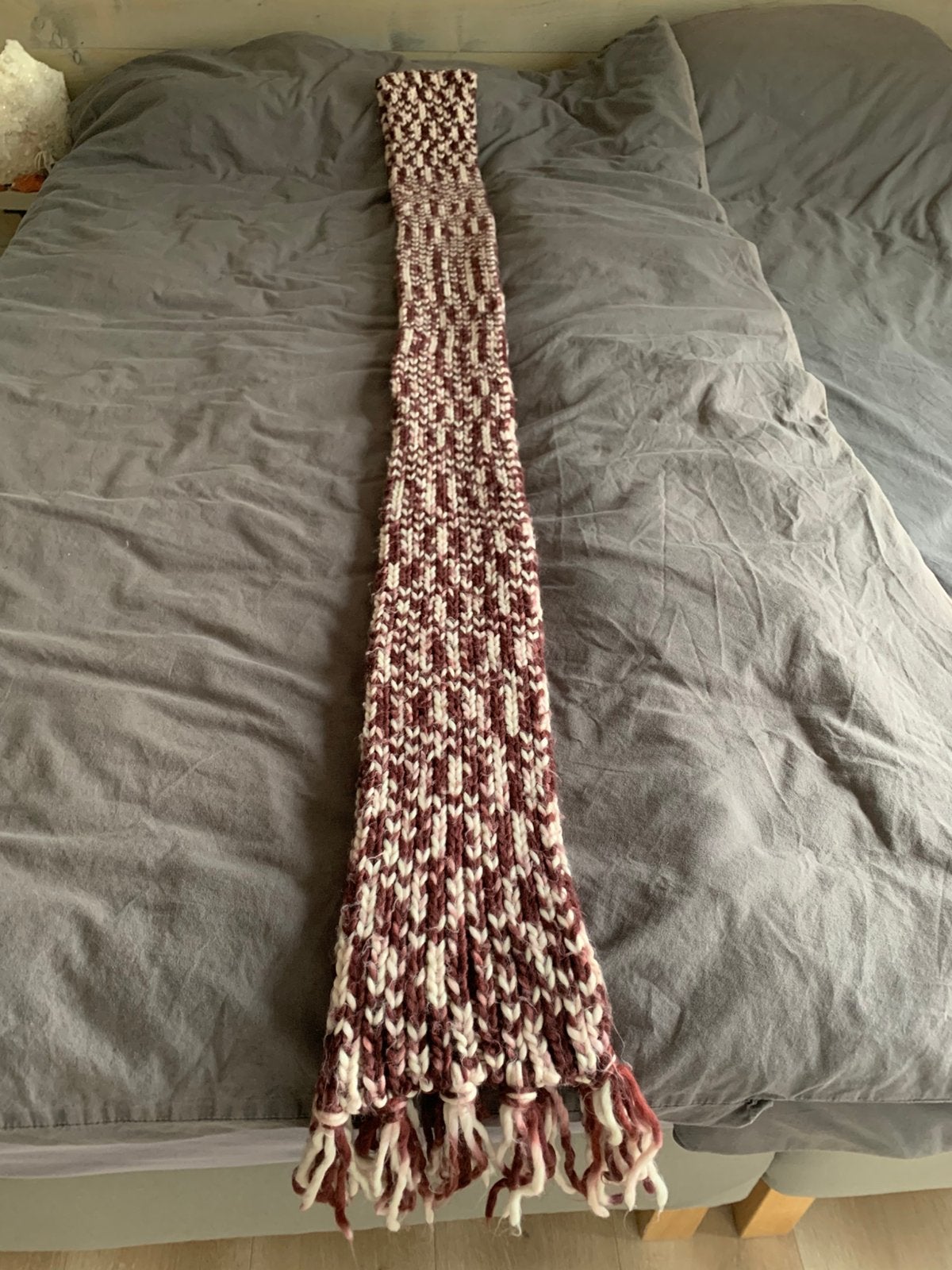 Zelf gebreide sjaal aubergine/creme, Ophalen of Verzenden, Zo goed als nieuw, Maat 38/40 (M), Sjaal