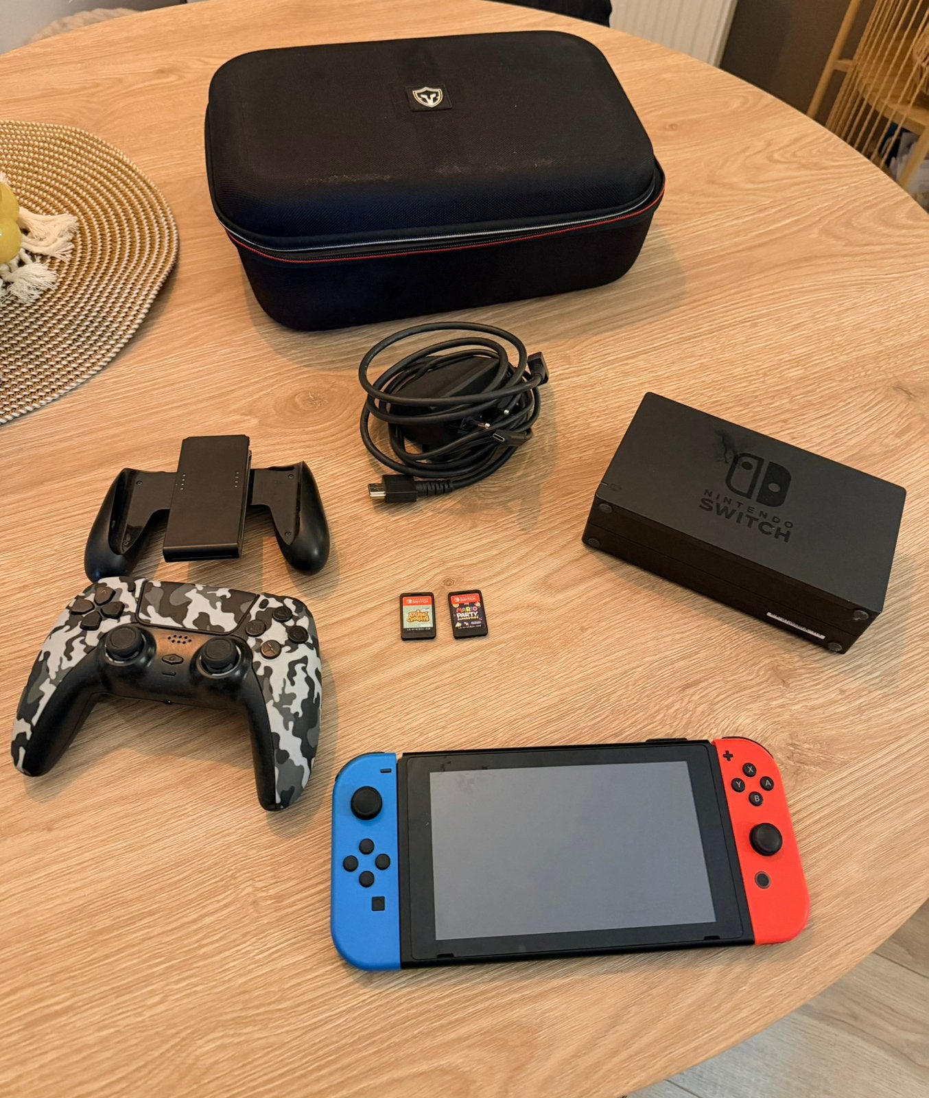 Nintendo switch met toebehoren, Ophalen, Met games, Met 2 controllers, Zo goed als nieuw