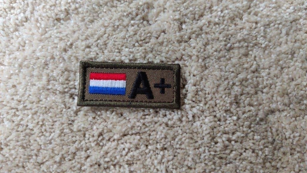 A+ bloedgroep embleem KCT Mariniers Landmacht defensie, Ophalen of Verzenden, Landmacht, Nederland, Embleem of Badge