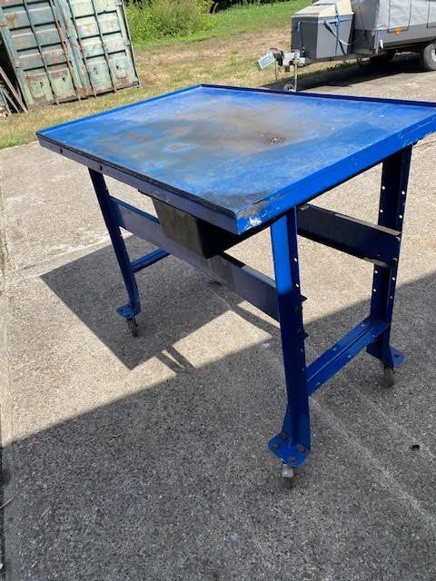 hoge mobiele metalen werk tafel met opstaande rand, Huis en Inrichting, Ophalen, Gebruikt