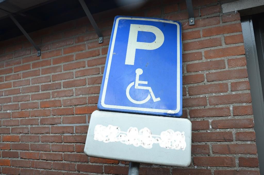 Parkeerbord minder validen met onderbord voor kenteken., Ophalen, Gebruikt, Reclamebord
