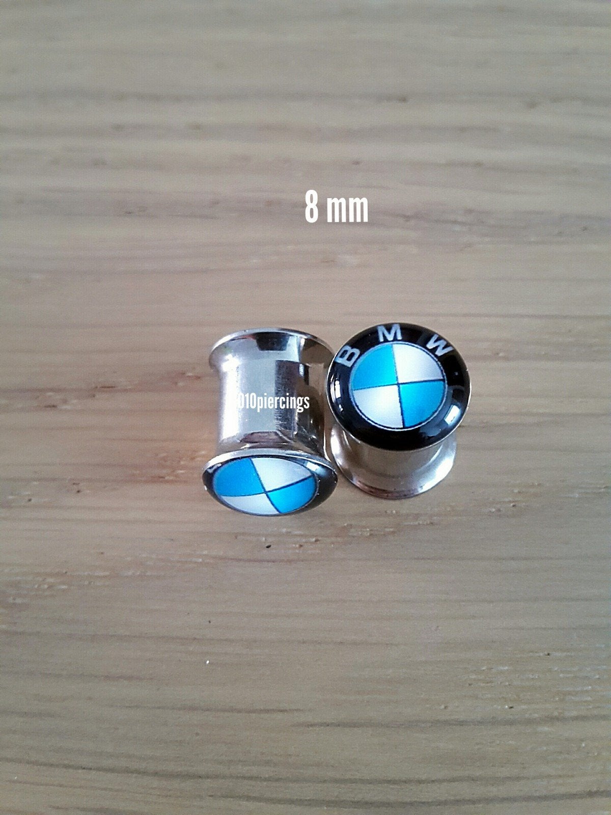 Nieuwe pluggen, tunnels. Staal. Logo bmw. 8, 14 mm., Ophalen of Verzenden, Zo goed als nieuw, Staal, Oor- of Traguspiercing