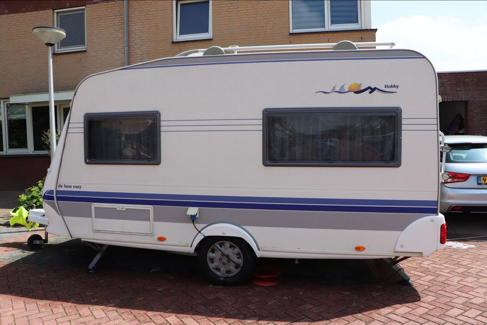 Hobby De Luxe Easy Caravan - bouwjaar 2004, Caravans en Kamperen, Vast bed, Hobby, Airco, Treinzit
