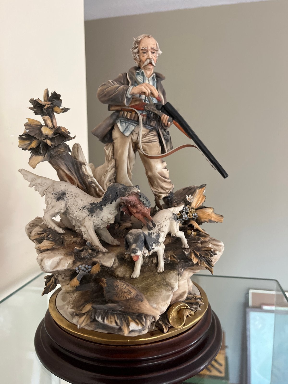 Prachtig Capodimonte beeld: Jager met honden en fazant, Ophalen, 20 - 50 cm, Steen of Keramiek, Scène