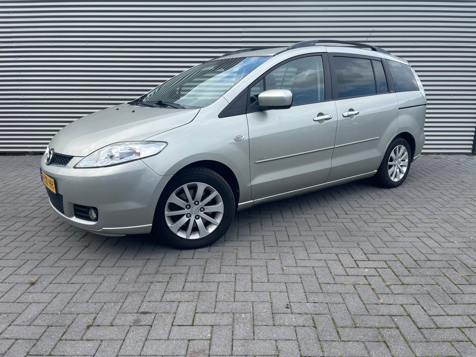 Mazda 5 1.8 Executive 6 persoons ( apk 4/2027 ), Auto's, Gebruikt, 1370 kg, 4 cilinders, Beige