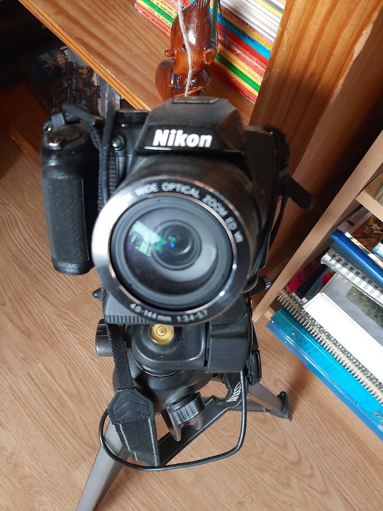 nikon camera coolpix met statief, Gebruikt, Compact, Ophalen of Verzenden, Nikon