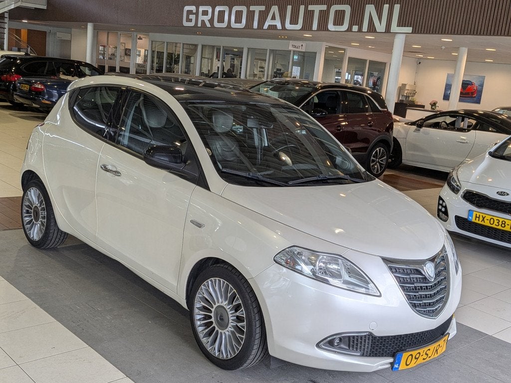 Lancia Ypsilon 0.9 TwinAir Platinum Automaat Panoramadak, Ai, Auto's, Lancia, Euro 5, 86 pk, Leder en Stof, Wit