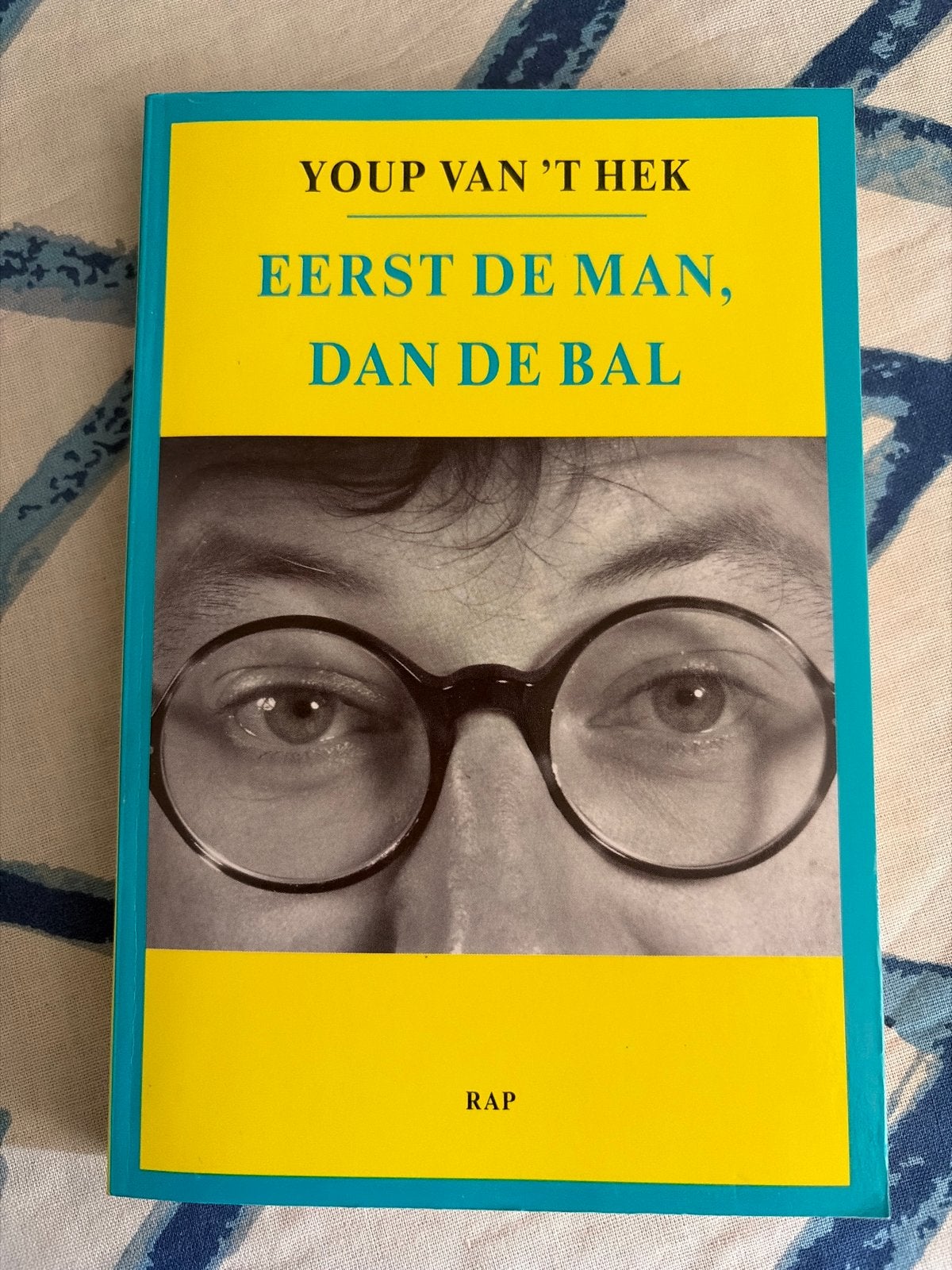 Youp van 't Hek - Eerst de man, dan de bal, Boeken, Humor, Ophalen of Verzenden, Zo goed als nieuw, Anekdotes en Observaties