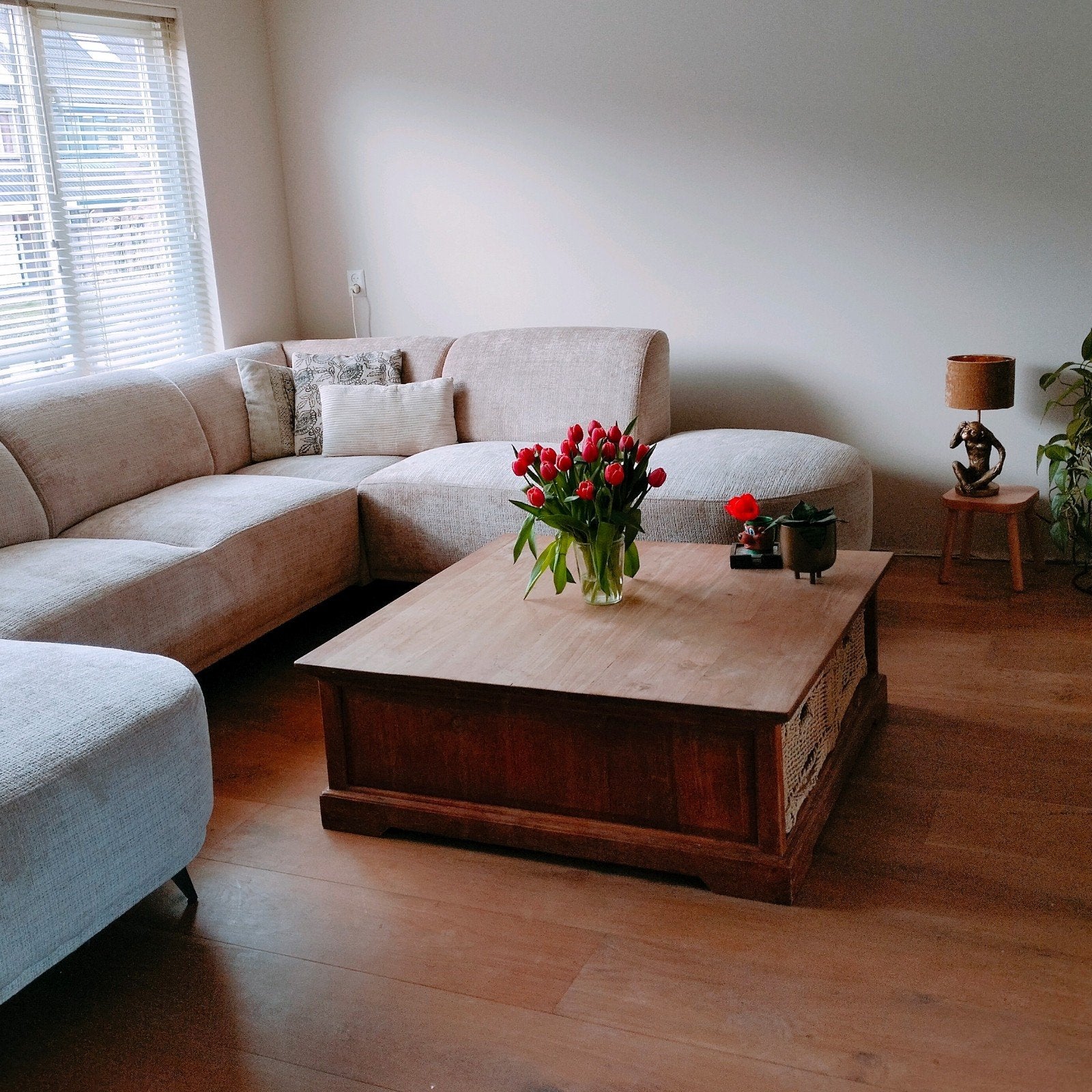 Robuuste houten salontafel met opbergruimte, Huis en Inrichting, Tafels | Salontafels, Ophalen, Gebruikt, 100 tot 150 cm, 50 tot 100 cm