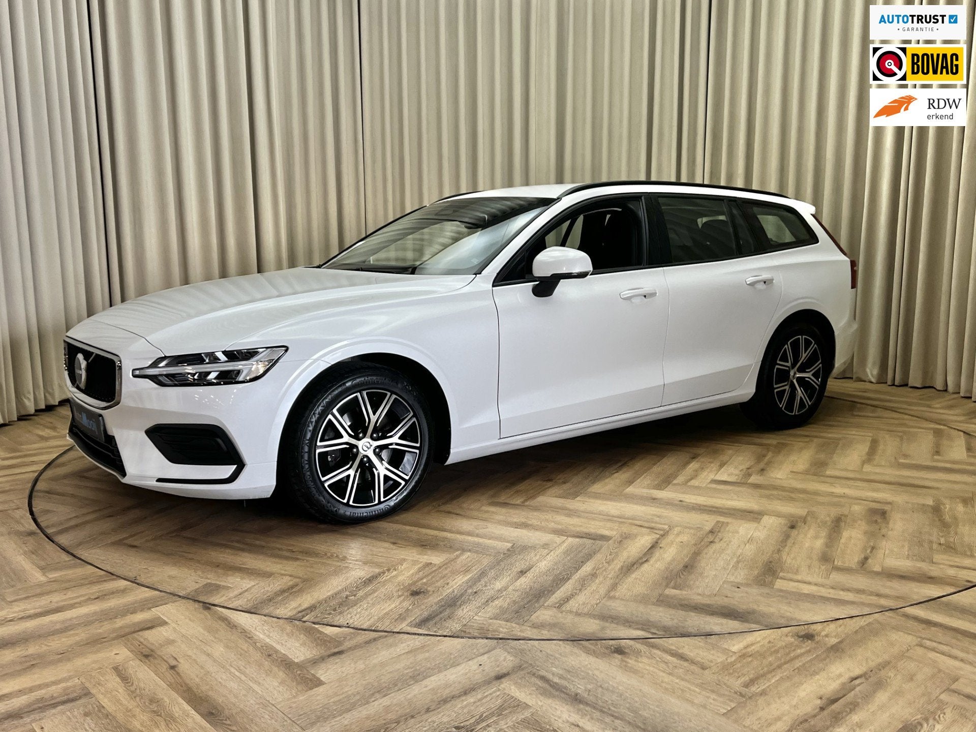 Volvo V60 2.0 B3 Essential | Automaat | 1e Eigenaar | Origin, Auto's, Euro 6, 4 cilinders, 1969 cc, 1634 kg