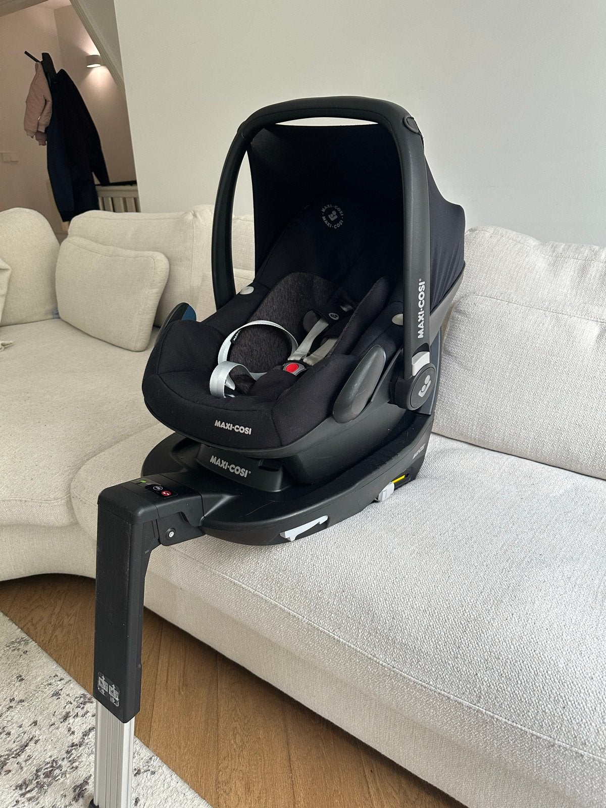 Maxi-Cosi Pebble Pro i-Size + FamilyFix3 (2 jaar oud), Kinderen en Baby's, Autogordel of Isofix, Zo goed als nieuw, 0 t/m 13 kg