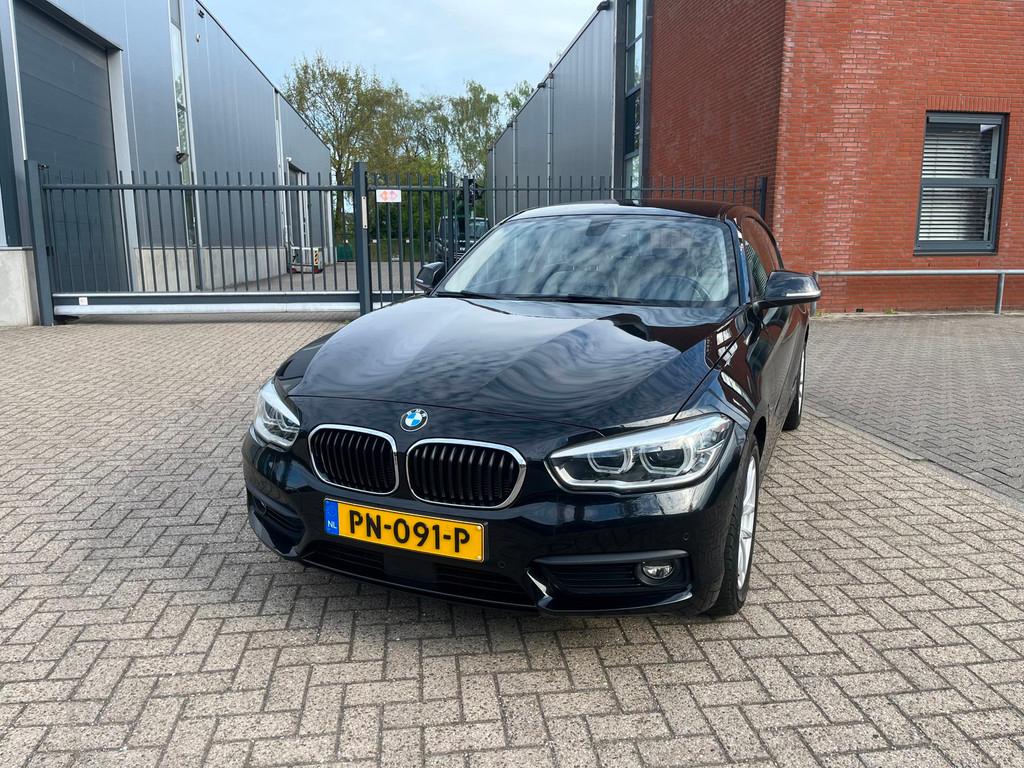 BMW 1-serie 118i High Executive Automaat, Gebruikt, 1290 kg, 4 stoelen, Zwart