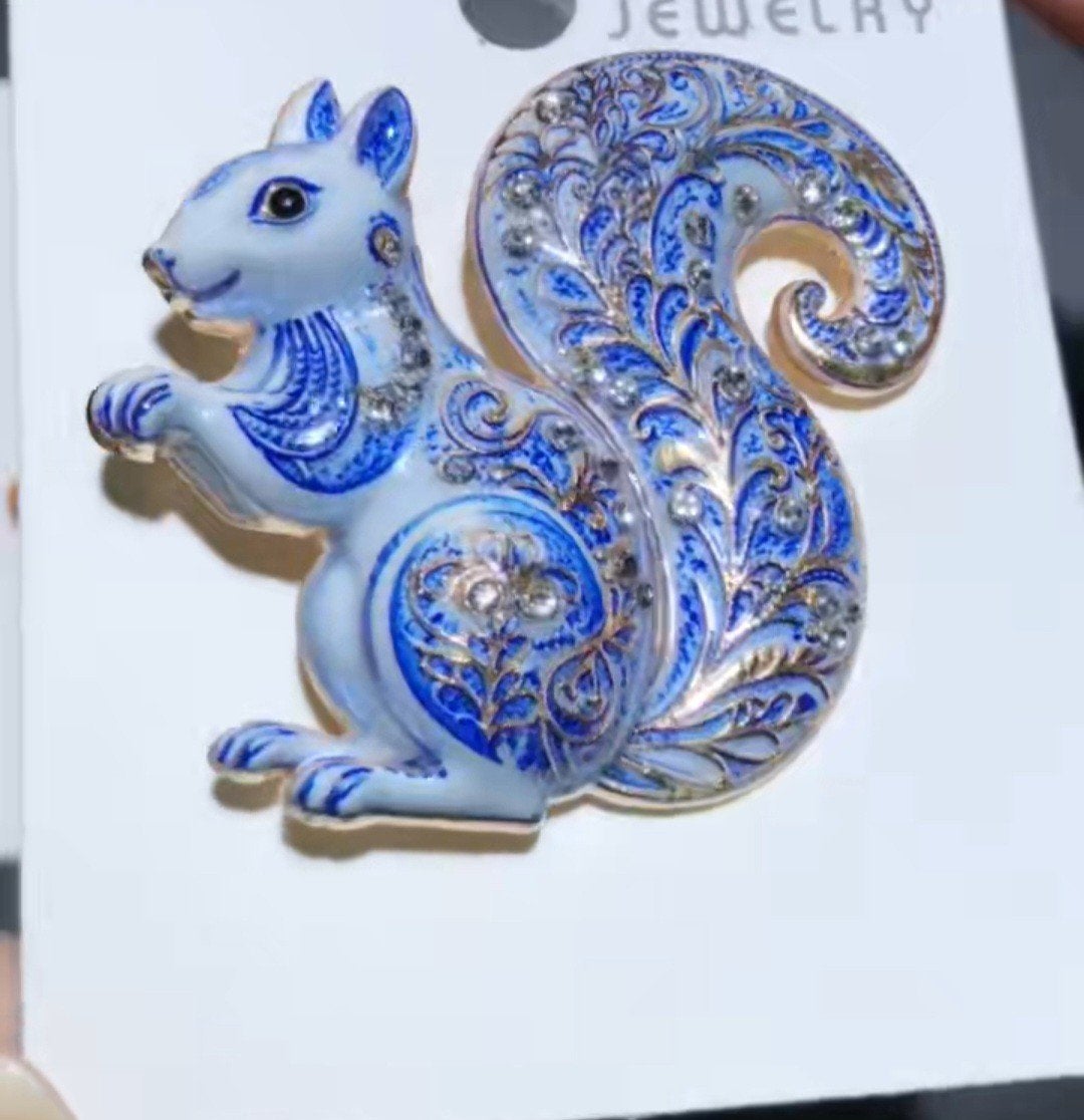 Nieuwe Broche Eekhoorn Blauw Wit met Strass, Ophalen, Overige materialen, 4 tot 7 cm, Blauw