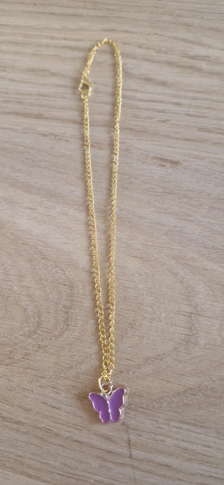 Gouden ketting met paarse vlinder hanger, Ophalen of Verzenden, Zo goed als nieuw, Goud, Overige materialen