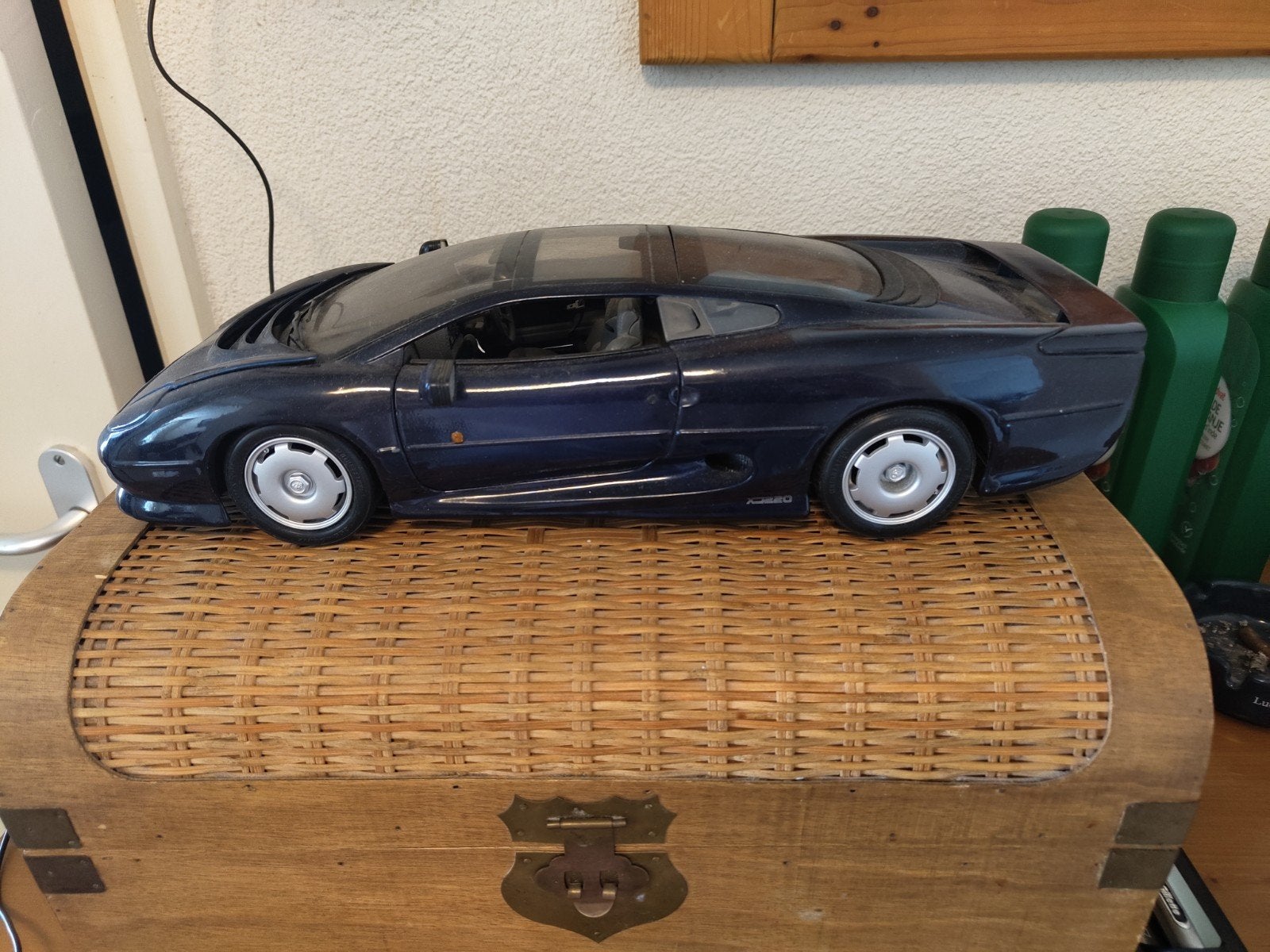 Maisto Jaguar XJ220 Schaalmodel 1:18 - Blauw, Ophalen of Verzenden, Gebruikt, Auto, Maisto