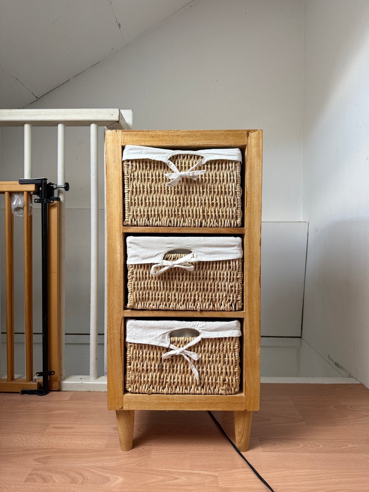 Houten kastje met 3 rieten manden, Ophalen, Minder dan 50 cm, Gebruikt, 3 of 4 laden