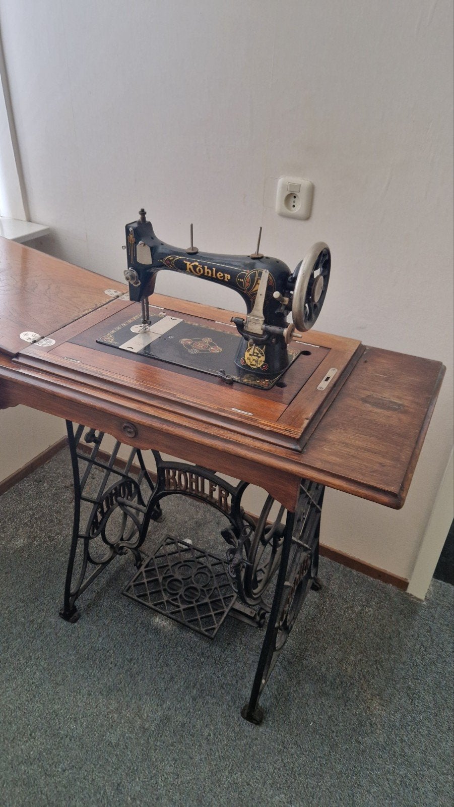 Antieke Köhler naaimachine met onderstel, Antiek en Kunst, Antiek | Naaimachines, Ophalen