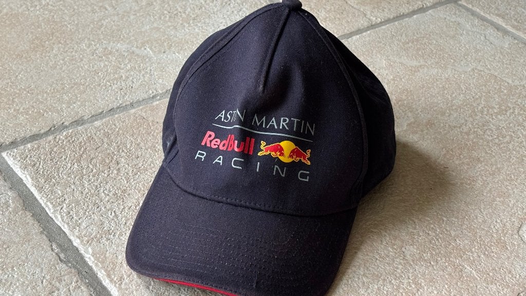 Aston Martin Red Bull racing petje, Ophalen of Verzenden, Gedragen