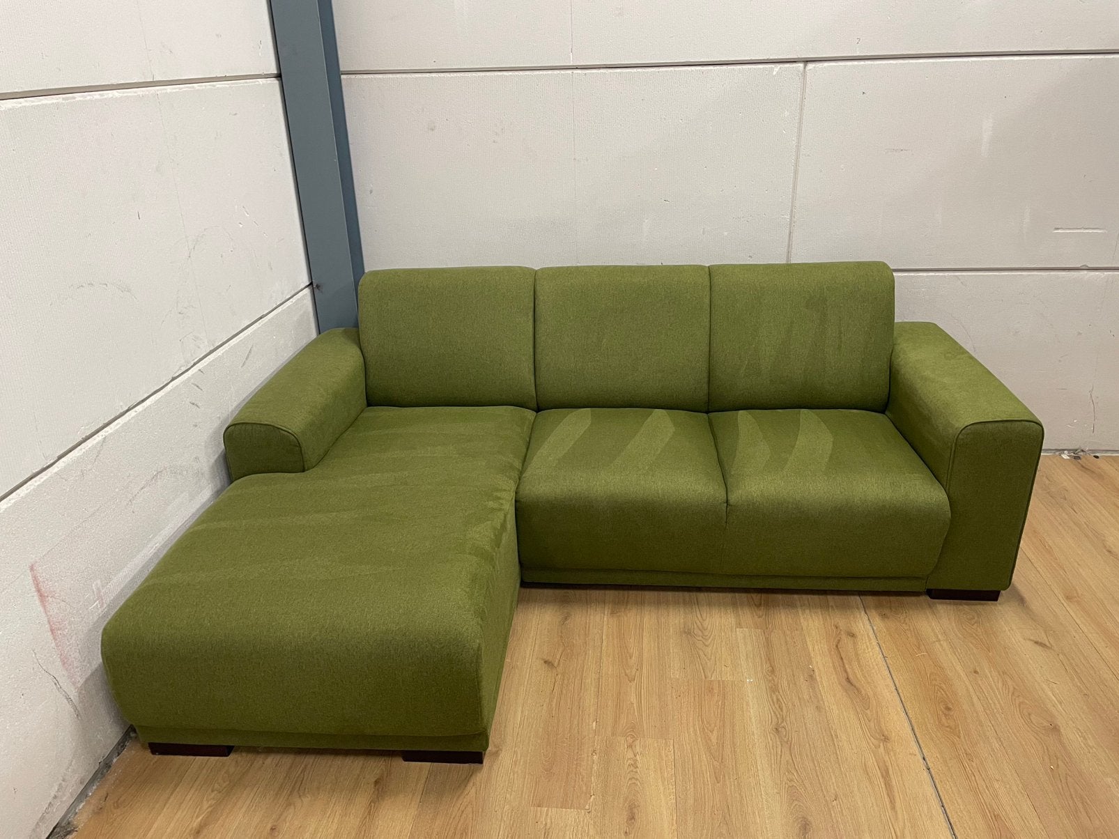 Mooie luxe suede olijfgroene hoekbank - GEREINIGD!!!