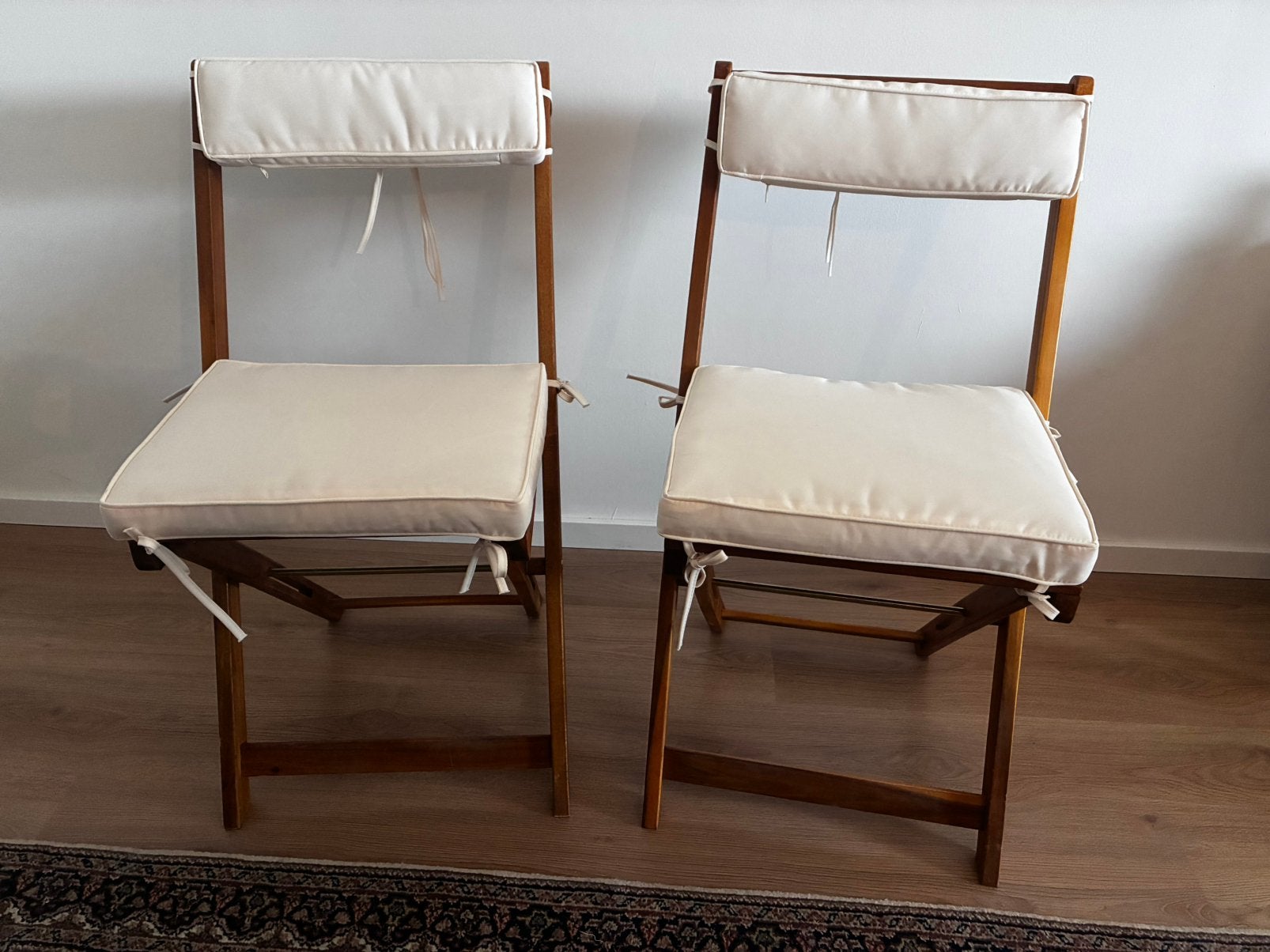 Set van 2 houten klapstoelen inclusief comfortabele kussens, Huis en Inrichting, Ophalen, Zo goed als nieuw, Bruin, Hout